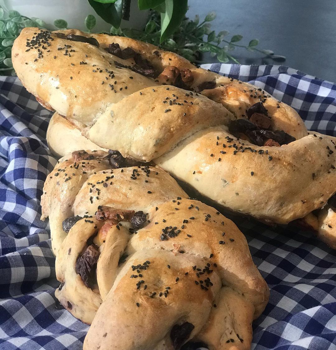 OLIVE HALLOUMI BREAD TWISTS This bread packs a punch