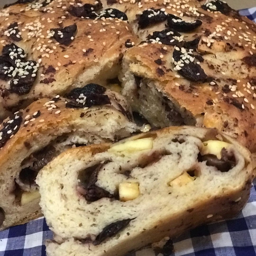 OLIVE HALLOUMI TWIST BREAD After years of trying to